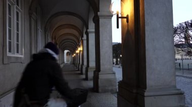 Kopenhag, Danimarka. Bir adam şehrin merkezindeki eski bir kemer yolunda bisiklet sürüyor.. 
