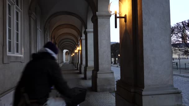 Kopenhagen Denemarken Een Man Fietst Een Oude Poort Het Centrum — Stockvideo