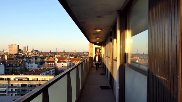 丹麦哥本哈根一名妇女在一幢公寓楼的十楼阳台上走进她的公寓 — 图库视频影像