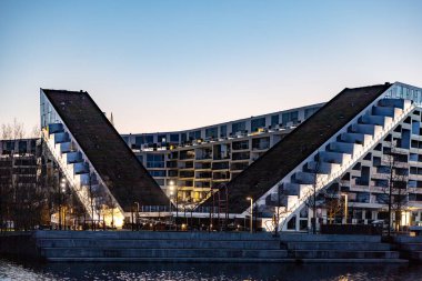 Kopenhag, Danimarka Şafak vakti Vestamager bölgesindeki modern 8Tallet konut binası.