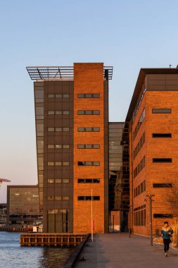 Kopenhag, Danimarka Modern Fisketorvet bölgesinde sabahın erken saatlerinde erkek koşucu.