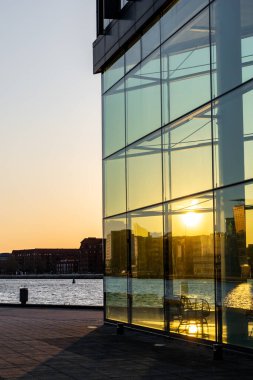 Kopenhag, Danimarka Fisketorvet bölgesindeki limanda cam ofis binası..