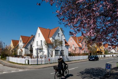 Kopenhag, Danimarka Brondy banliyösündeki konutlar ve bisikletçiler. .
