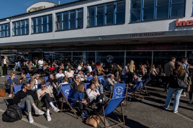 Kopenhag, Danimarka Eski Köfte Bölgesi 'nde bahar güneşinin altında açık hava restoranlarında ve barlarda oturan insanlar.