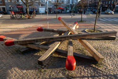 Kopenhag, Danimarka Vesterbro bölgesindeki Enghave Plads 'ta Cirkelines Tandstikker adlı yenilikçi bir marchstick heykeli, sanatçı Mikael Stenstrup' un 2021 'den itibaren yayalardan bisiklet yolunu ayırdı..