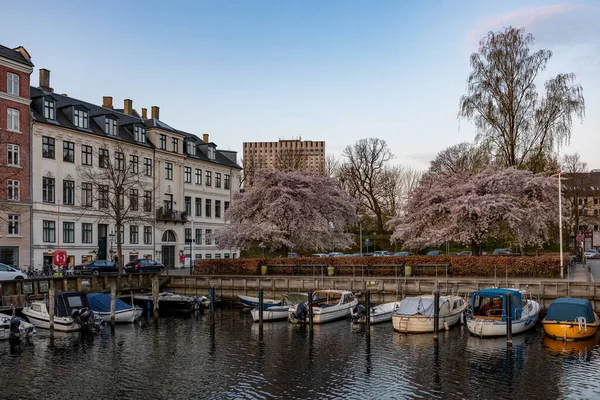 デンマークのコペンハーゲン朝のクリスチャンサンバン運河とボート — ストック写真