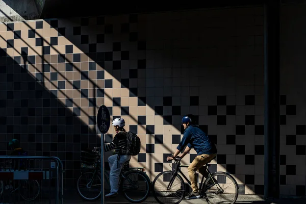 Kopenhagen Dänemark Radfahrer Auf Einem Sonnenbeschienenen Radweg Einer Unterführung Vorort — Stockfoto