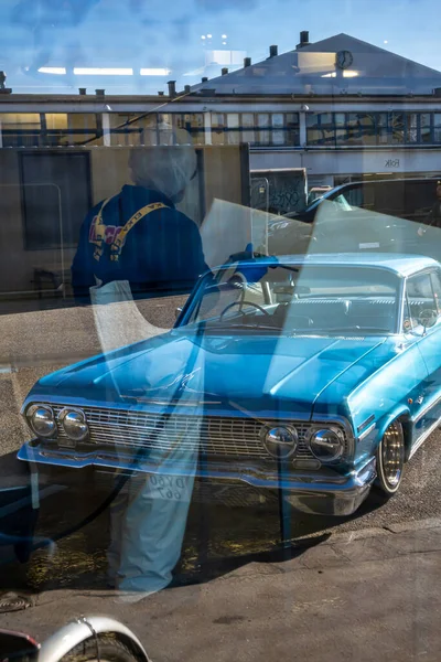 Κοπεγχάγη Δανία Ένα Κλασικό Παλιό Αυτοκίνητο Chevrolet Αντανακλάται Στο Παράθυρο — Φωτογραφία Αρχείου