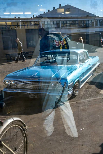 Κοπεγχάγη Δανία Ένα Κλασικό Παλιό Αυτοκίνητο Chevrolet Αντανακλάται Στο Παράθυρο — Φωτογραφία Αρχείου
