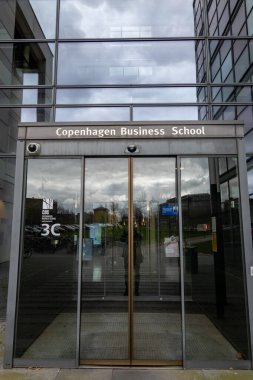 Kopenhag, Danimarka Kopenhag İşletme Okulu 'nun dış ve giriş bölümü.,