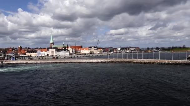 Helsingor Denemarken Een Auto Passagiersveerboot Oresund Die Haven Verlaat — Stockvideo