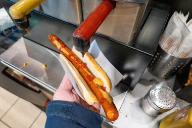 Helsingborg, İsveç Benzin istasyonundan uzun bir sosisli sandviç alınmış..