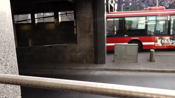 Стокгольм Швеция Рейсовый Автобус Районе Фехольмен Выходит Подземного Автобусного Депо — стоковое видео