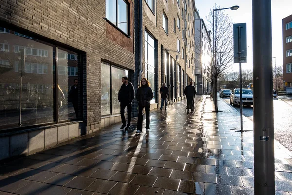 Estocolmo Suécia Pessoas Andando Por Uma Rua Depois Chuva Bairro — Fotografia de Stock