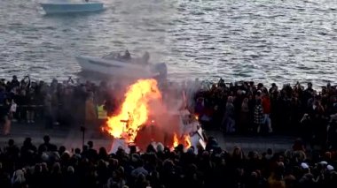 Stockholm, İsveç İsveçlileri Walpurgis gecesini ya da Valborg 'u kutluyor. 30 Nisan' da cadıları korkutmak için bir şenlik ateşi yakma geleneği. Stockholm 'ün Riddarholmen adasında. 