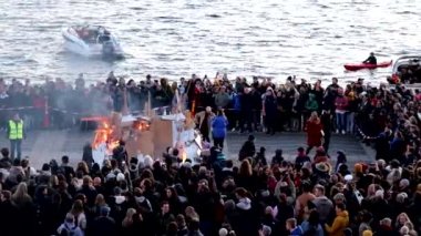Stockholm, İsveç İsveçlileri Walpurgis gecesini ya da Valborg 'u kutluyor. 30 Nisan' da cadıları korkutmak için bir şenlik ateşi yakma geleneği. Stockholm 'ün Riddarholmen adasında. 