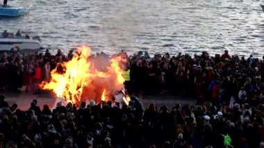 Stockholm, İsveç İsveçlileri Walpurgis gecesini ya da Valborg 'u kutluyor. 30 Nisan' da cadıları korkutmak için bir şenlik ateşi yakma geleneği. Stockholm 'ün Riddarholmen adasında. 