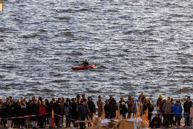 Stockholm, İsveç 'te bir kanocu, 30 Nisan' da Stockholm 'deki Riddarholmen adasında cadıları korkutmak için bir şenlik ateşi yakma geleneği olan Walpurgis gecesini veya Valborg' u izler..