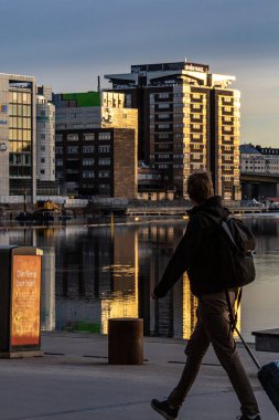 Stockholm, İsveç 'te bir adam Arstaviken' e yansıyan hükümlü bir binanın önünden geçerek yıkılacak ve yeni bir konut kulesine yer açılacak..