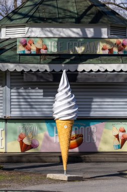 Stockholm, İsveç Curgarden adasında küçük kapalı bir dondurma büfesi..