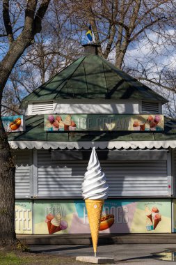 Stockholm, İsveç Curgarden adasında küçük kapalı bir dondurma büfesi..