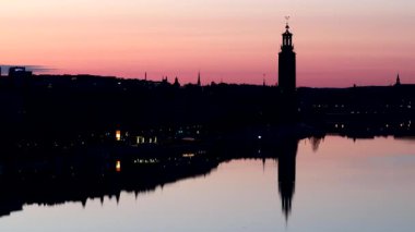 Stockholm, İsveç Belediye Binası ve şehir merkezi üzerinde şafak öncesi ve pembe sabah gökyüzü. 