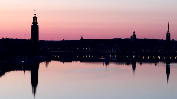 Стокгольм Швеция Предрассветное Розовое Утреннее Небо Над Ратушей Центром Города — стоковое видео