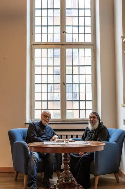 Stockholm, İsveç Piskoposu Thomas, İsveç 'in eski başpiskoposu Uppsala K. Hammar ile bir araya geldi..