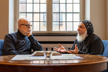 Stockholm, İsveç Piskoposu Thomas, İsveç 'in eski başpiskoposu Uppsala K. Hammar ile bir araya geldi..