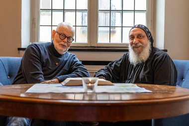 Stockholm, İsveç Piskoposu Thomas, İsveç 'in eski başpiskoposu Uppsala K. Hammar ile bir araya geldi..