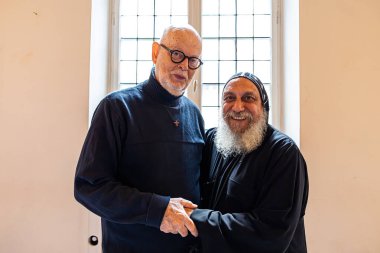 Stockholm, İsveç Piskoposu Thomas, İsveç 'in eski başpiskoposu Uppsala K. Hammar ile bir araya geldi..