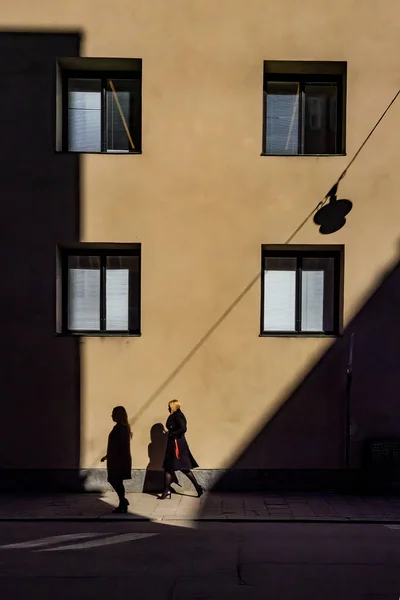 Stockholm Švédsko Chodci Procházející Těžkými Ranními Stíny Centru — Stock fotografie