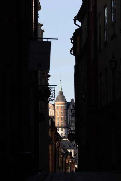 ストックホルム スウェーデン旧市街の狭いキンストガタン通り またはガムラ スタン — ストック写真