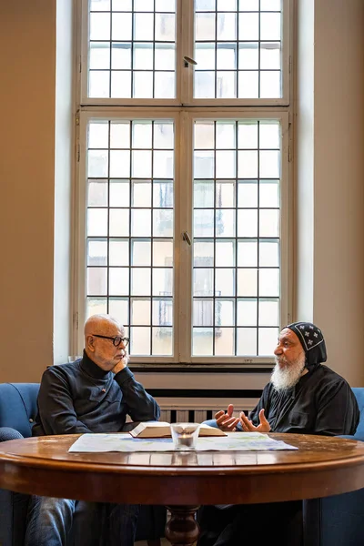 Stockholm, İsveç Piskoposu Thomas, İsveç 'in eski başpiskoposu Uppsala K. Hammar ile bir araya geldi..