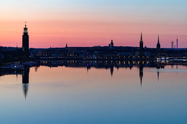 ストックホルム スウェーデン市庁舎とダウンタウンの夜明けとピンクの朝の空 — ストック写真