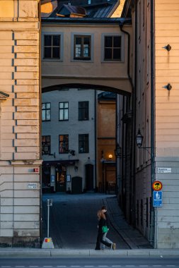 Stockholm, İsveç 'te bir çift sabahın erken saatlerinde Gamla Stan veya Old Town' daki dar bir sokaktan geçiyor..