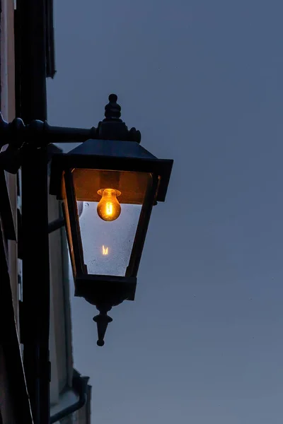 瑞典斯德哥尔摩旧城或甘姆拉斯坦的一座建筑物上的灯柱 — 图库照片