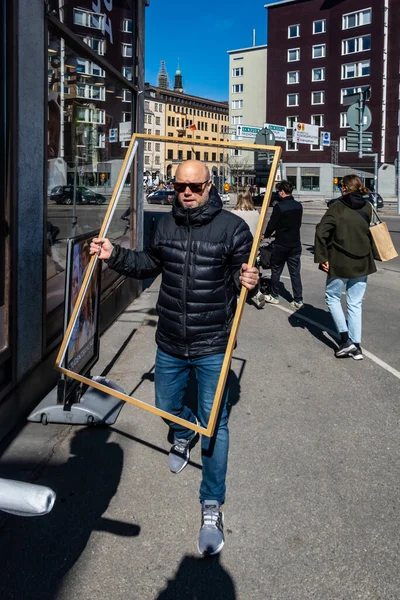 Stockholm Svédország Egy Férfi Hornstull Kerületben Egy Képkerettel Feje Körül — Stock Fotó