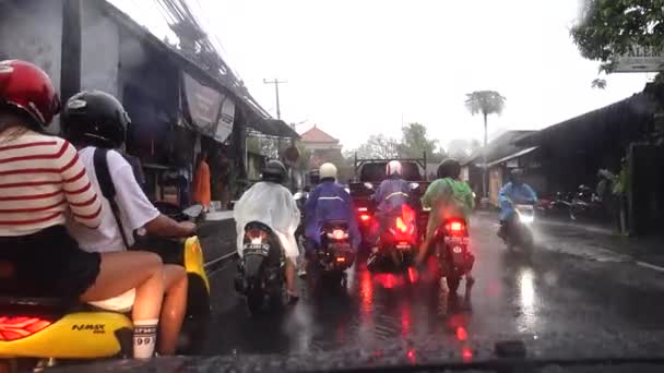 Denpasar Bali Indonésie Rušná Cesta Dešti Motorovými Skútry — Stock video