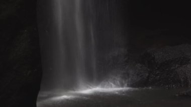 Goa Raja Şelalesi, Bali, Endonezya Suyu Goa Raja Şelalesi 'ne dökülüyor. 