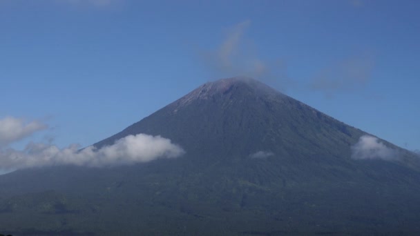 アグン山 バリ島インドネシア 雲と青空が広がるアグン山火山 — ストック動画