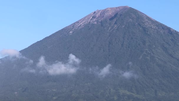 Гора Агунг Балі Індонезія Вулкан Агунг Проходами Хмар Блакитного Неба — стокове відео