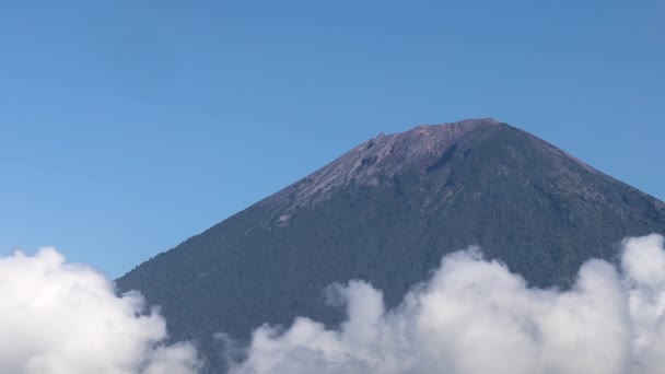 Monte Agung Bali Indonésia Vulcão Monte Agung Com Nuvens Passageiras — Vídeo de Stock