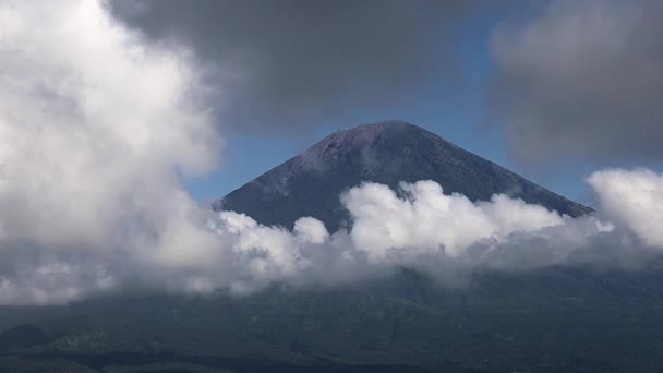 Mount Agung Bali Indonesien Mount Agung Vulkan Med Passerande Moln — Stockvideo