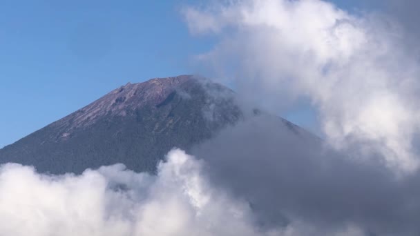 Monte Agung Bali Indonesia Volcán Monte Agung Con Nubes Pasajeras — Vídeo de stock