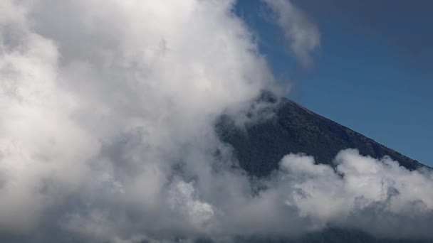 Гора Агунг Балі Індонезія Вулкан Агунг Проходами Хмар Блакитного Неба — стокове відео