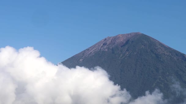 Mount Agung Bali Indonesien Mount Agung Vulkan Med Passerande Moln — Stockvideo