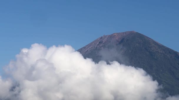 Monte Agung Bali Indonésia Vulcão Monte Agung Com Nuvens Passageiras — Vídeo de Stock