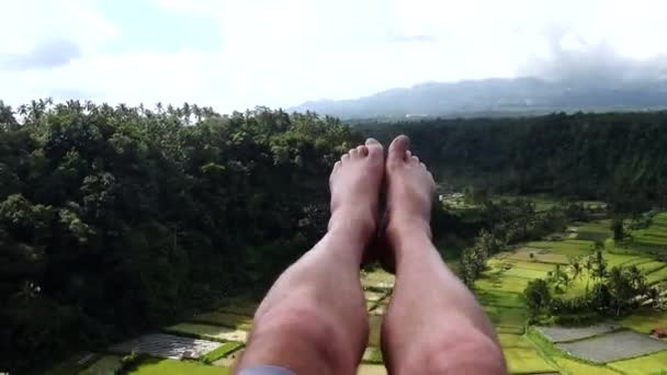 Bali Indonesien Man Ben Mycket Stor Gunga Över Ris Biffar — Stockvideo