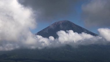 Agung Dağı, Bali Endonezya Agung Dağı volkanı geçen bulutlar ve mavi gökyüzü. 